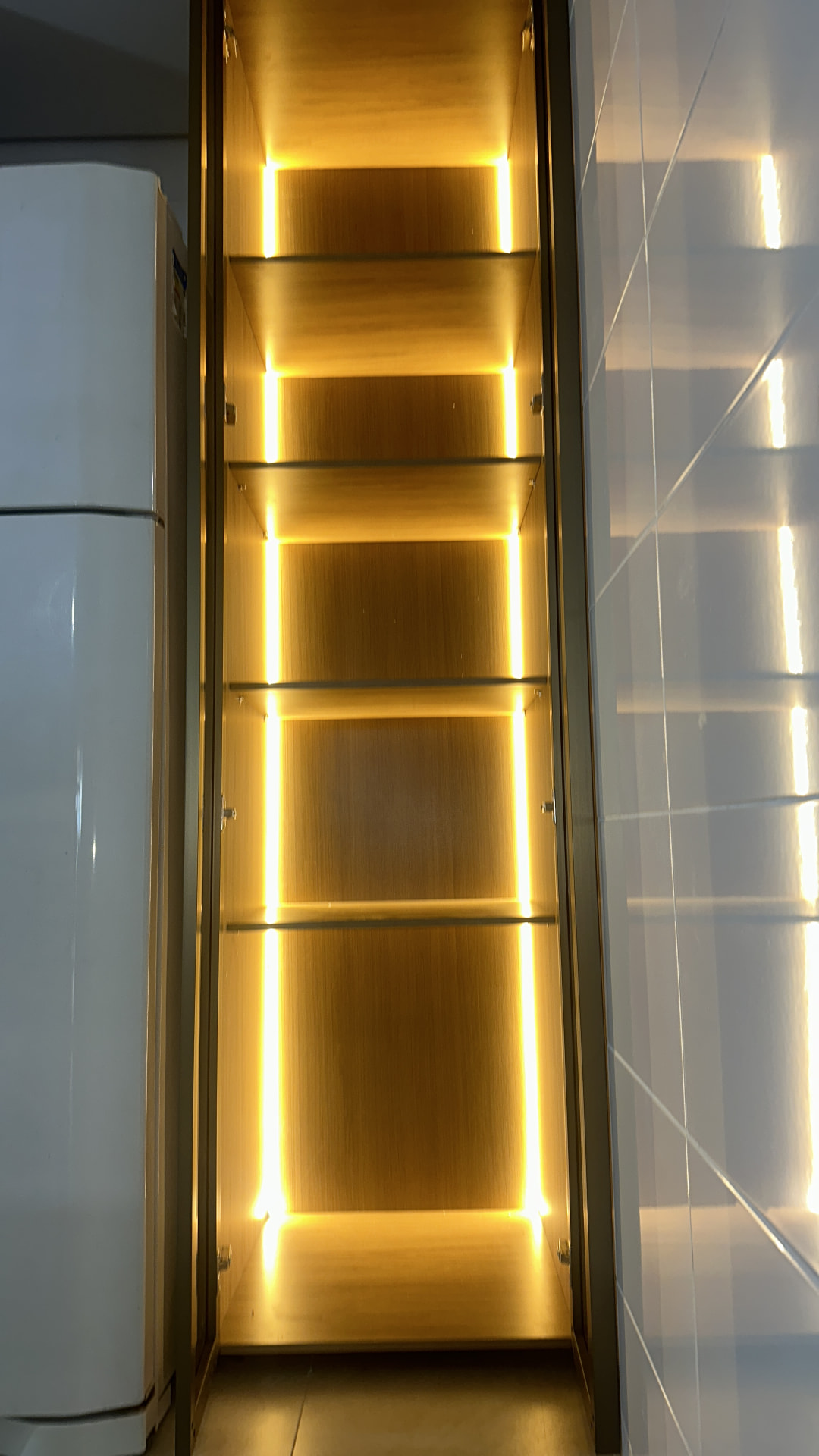 Nicho com iluminação em LED após a montagem