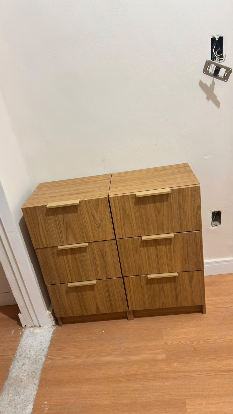 Cômodas em amadeirado com puxadores dourados montadas